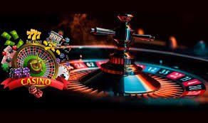 Dealer profesional holybet777 menghadirkan kartu di meja Live Blackjack dengan studio berterang terang dan kamera multi-arah